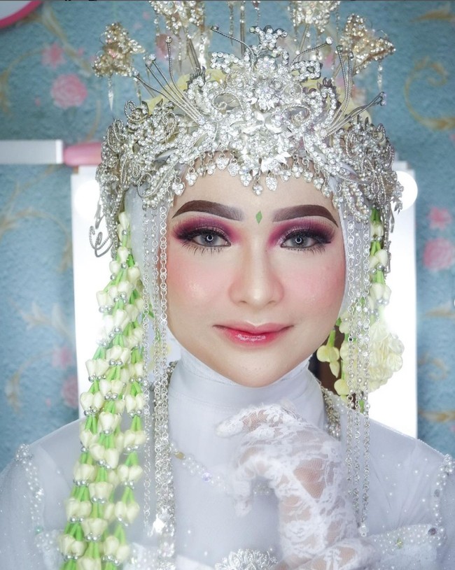 Agar bisa membuat pangling, Putri tentu memiliki teknik makeup tersendiri. Yang bikin pangling itu bagian contour di pertegas dan shading hidungnya di perkecil jadi hidung makin keliatan mancung dan dagu lancip sebenarnya modelnya juga wajahnya udah bagus bentuknya, terangnya kepada Wolipop melalui DM Instagram pada Rabu (30/03/22). Foto: Instagram/@tangancantikputri