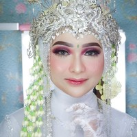 Agar bisa membuat pangling, Putri tentu memiliki teknik makeup tersendiri. Yang bikin pangling itu bagian contour di pertegas dan shading hidungnya di perkecil jadi hidung makin keliatan mancung dan dagu lancip sebenarnya modelnya juga wajahnya udah bagus bentuknya, terangnya kepada Wolipop melalui DM Instagram pada Rabu (30/03/22). Foto: Instagram/@tangancantikputri