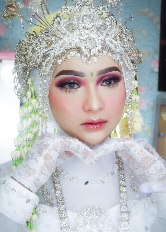 Melihat transformasi makeup pengantin itu, tak sedikit netizen yang dibuat takjub. ta-taa-tapii kaya beda org, komentar salah seorang netizen. Pangling banget.. Cantik banget.. tulis komentar lainnya. Foto: Instagram/@tangancantikputri