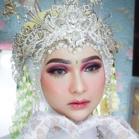 Melihat transformasi makeup pengantin itu, tak sedikit netizen yang dibuat takjub. ta-taa-tapii kaya beda org, komentar salah seorang netizen. Pangling banget.. Cantik banget.. tulis komentar lainnya. Foto: Instagram/@tangancantikputri