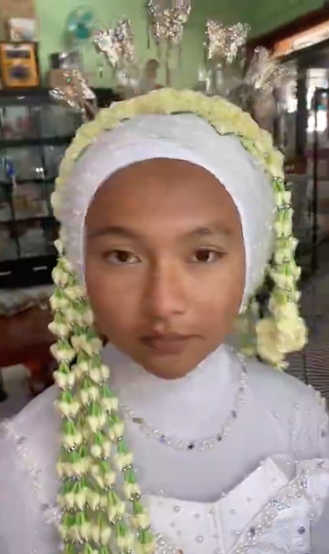 Sebuah video transformasi belakangan viral di media sosial usai dibagikan oleh MUA yang meriasnya. Video tersebut memperlihatkan penampilan seorang wanita sebelum dan setelah dirias menjadi seorang pengantin Sunda. Foto: Instagram/@tangancantikputri