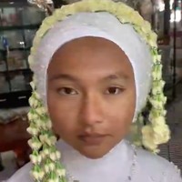 Sebuah video transformasi belakangan viral di media sosial usai dibagikan oleh MUA yang meriasnya. Video tersebut memperlihatkan penampilan seorang wanita sebelum dan setelah dirias menjadi seorang pengantin Sunda. Foto: Instagram/@tangancantikputri