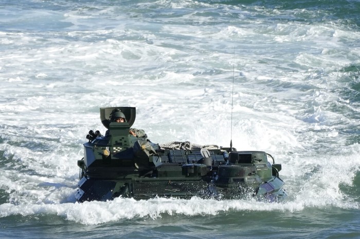 Marinir AS dan Filipina Latihan Perang Bersama Tentara Marinir AS dan Filipina menggelar latihan perang bersama di Cagayan, Kamis (31/3/2022). Kendaraan tempur tercanggih ikut diterjunkan. Solid!