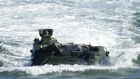 Marinir Filipina melakukan manuver saat mengendarai kendaraan serbu amfibi. Latihan perang gabungan kedua negara tersebut menjadi agenda tahunan Marinir AS dan Marinir Filipina.