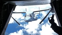 Pesawat Marinir AS, OV-22 Osprey terbang bersama saat latihan perang di Pulau Cagayan.  Skenario latihan perang yakni membebaskan pulau yang dicaplok musuh.