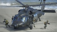 Marinir Filipina melakukan pendaratan dari helikopter dalam latihan perang bersama tentara Marinir AS di Cagayan, Kamis (31/3/2022).