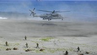 Helikopter AS, Marine CH53 terbang usai menurunkan pasukan. Tampak serdadu langsung dalam posisi siap tempur.