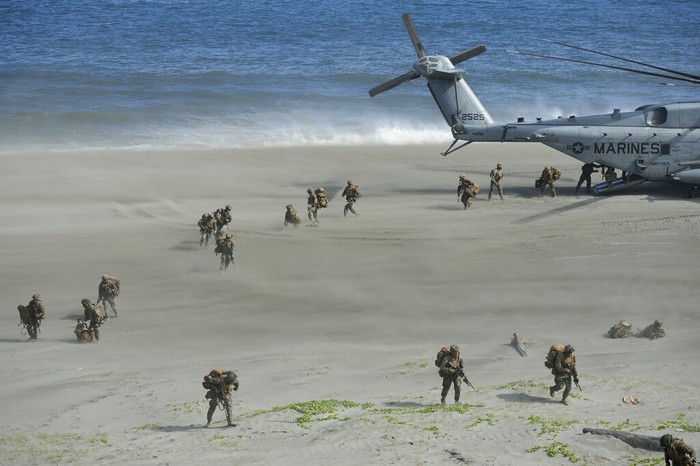 Tentara Marinir AS dan Filipina menggelar latihan perang bersama di Cagayan, Kamis (31/3/2022). Kendaraan tempur tercanggih ikut diterjunkan. Solid!