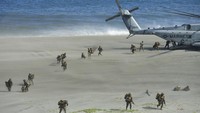 Marinir AS turun dari helikopter pengangkut pasukan dalam latihan militer bersama Marinir Filipina di Cagayan, Kamis (31/3/2022). Latihan mengambil semangat Balikatan, sebuah istilah Tagalog yang berarti bahu-membahu.