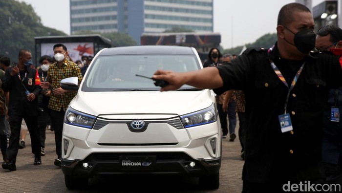 Melihat dari Dekat Kijang Innova Listrik yang Mejeng di IIMS Kehadiran mobil listrik Toyota Kijang Innova EV Concept gemparkan IIMS Hybrid 2022. Diketahui, mobil listrik itu masih berupa protipe, belum diproduksi massal.