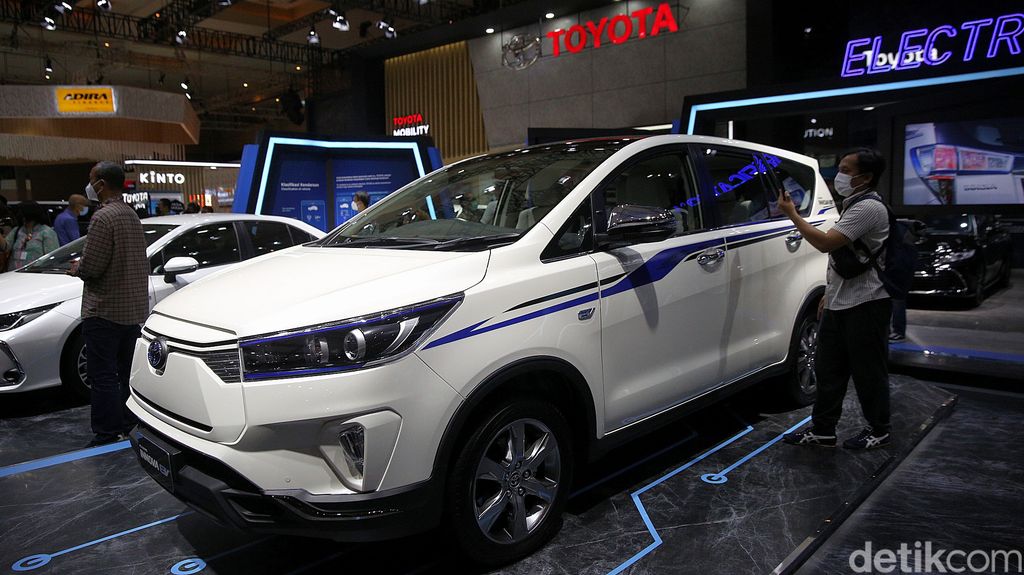 Kehadiran mobil listrik Toyota Kijang Innova EV Concept gemparkan IIMS Hybrid 2022. Diketahui, mobil listrik itu masih berupa protipe, belum diproduksi massal.
