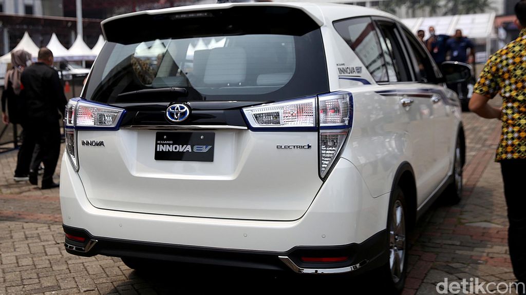 Kehadiran mobil listrik Toyota Kijang Innova EV Concept gemparkan IIMS Hybrid 2022. Diketahui, mobil listrik itu masih berupa protipe, belum diproduksi massal.