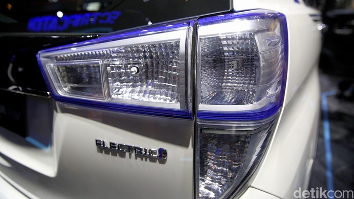 Kehadiran mobil listrik Toyota Kijang Innova EV Concept gemparkan IIMS Hybrid 2022. Diketahui, mobil listrik itu masih berupa protipe, belum diproduksi massal.