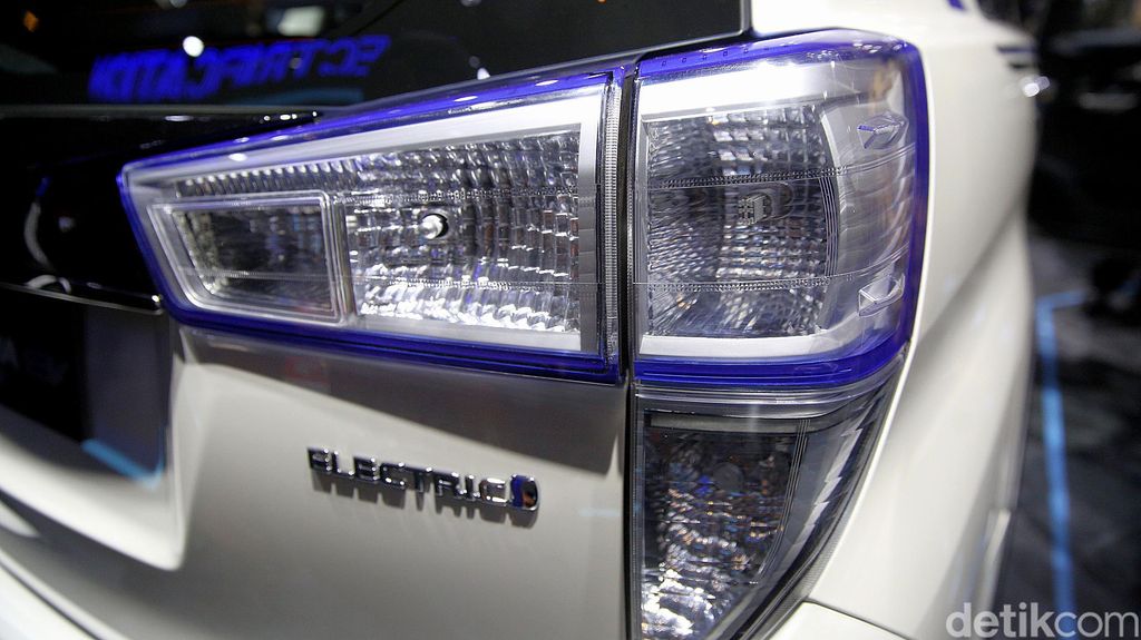 Kehadiran mobil listrik Toyota Kijang Innova EV Concept gemparkan IIMS Hybrid 2022. Diketahui, mobil listrik itu masih berupa protipe, belum diproduksi massal.