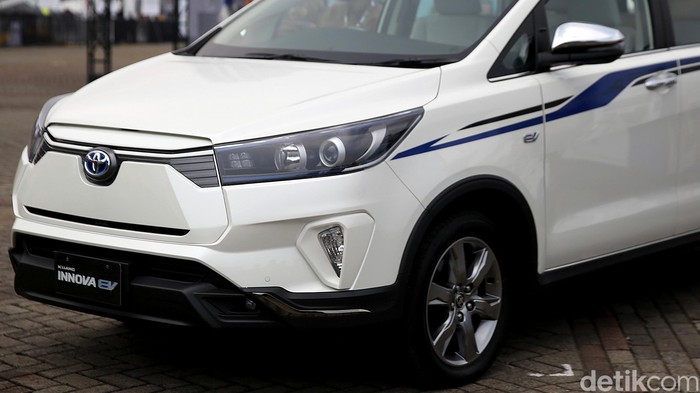 Kehadiran mobil listrik Toyota Kijang Innova EV Concept gemparkan IIMS Hybrid 2022. Diketahui, mobil listrik itu masih berupa protipe, belum diproduksi massal.