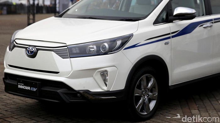 Kehadiran mobil listrik Toyota Kijang Innova EV Concept gemparkan IIMS Hybrid 2022. Diketahui, mobil listrik itu masih berupa protipe, belum diproduksi massal.
