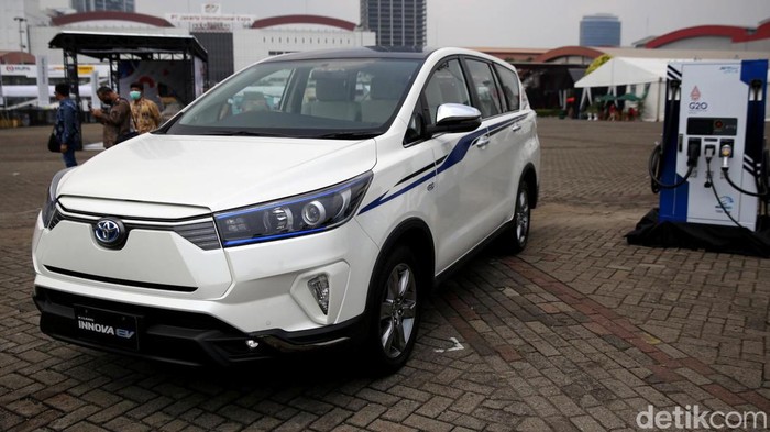 Kehadiran mobil listrik Toyota Kijang Innova EV Concept gemparkan IIMS Hybrid 2022. Diketahui, mobil listrik itu masih berupa protipe, belum diproduksi massal.