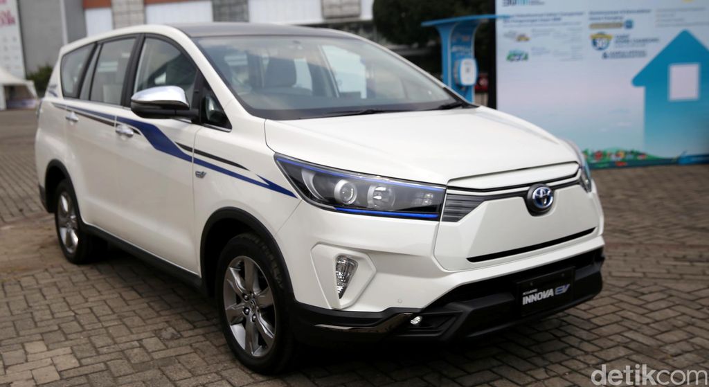 Kehadiran mobil listrik Toyota Kijang Innova EV Concept gemparkan IIMS Hybrid 2022. Diketahui, mobil listrik itu masih berupa protipe, belum diproduksi massal.
