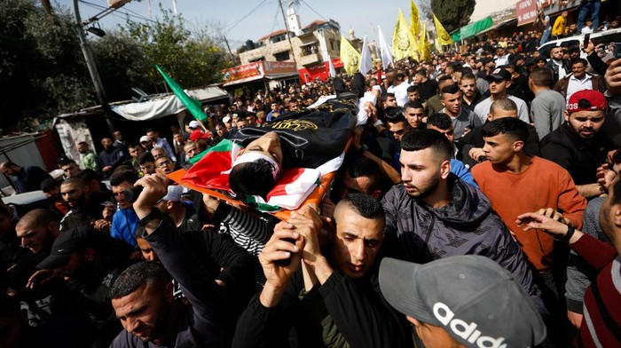 Melihat Pemakaman 2 Warga Palestina Korban Tembak Israel SENSITIVE MATERIAL. THIS IMAGE MAY OFFEND OR DISTURB People carry the body of Palestinian Sanad Abu Attia, 17, who, according to medics, was killed by Israeli forces during clashes in a raid, in Jenin in the Israeli- occupied West Bank, March 31, 2022. REUTERS/Mohamad Torokman