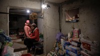 Seorang wanita dan putrinya telah bersembunyi dari pemboman sejak awal perang, mereka berada di ruang bawah tanah sebuah gedung apartemen yang berfungsi sebagai tempat perlindungan bom.