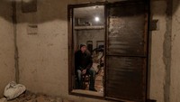 Igor Ostrovsky duduk di tempat perlindungan bom tempat dia bersembunyi sejak awal perang di lingkungan yang sebagian besar ditinggalkan.