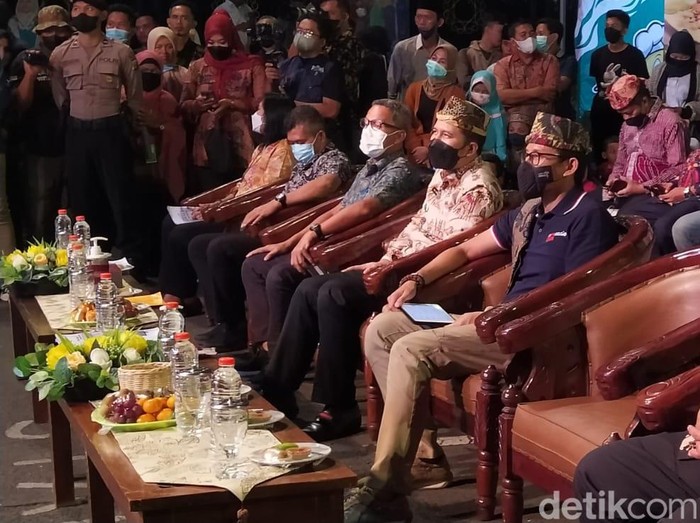 Menparekraf Sandiaga Uno memakai Tongkos, topi khas Bangkalan saat hadiri Festival Kuliner 1001 Bebek.