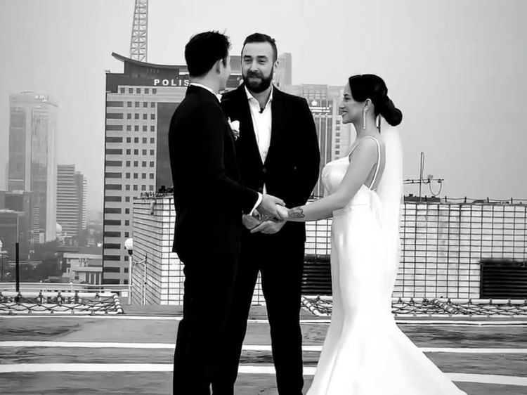 Pernikahan Intim Janisaa Pradja dan Mike Lewis, Pemberkatan di Helipad