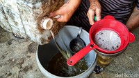 Minyak kelapa curah menjadi alternatif minyak goreng. Menurut salah satu warga, Fariyanah (39), harga minyak goreng kemasan masih terlampau mahal.