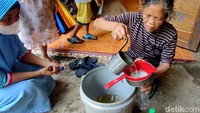 Selain karena harganya yang murah dan mudah ditemukan Fariyanah menyebut minyak kelapa curah dirasa lebih sehat. Sebab seluruh proses produksi menggunakan cara manual dan bahan alami.