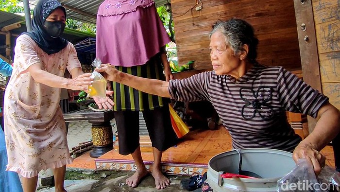 Kenaikan harga minyak goreng membuat warga di Kulon Progo beralih ke minyak goreng kelapa curah. Pasalnya harga minyak ini lebih ramah di kantung belanja.
