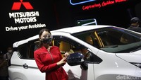 Usher berfoto di booth Mitsubishi.