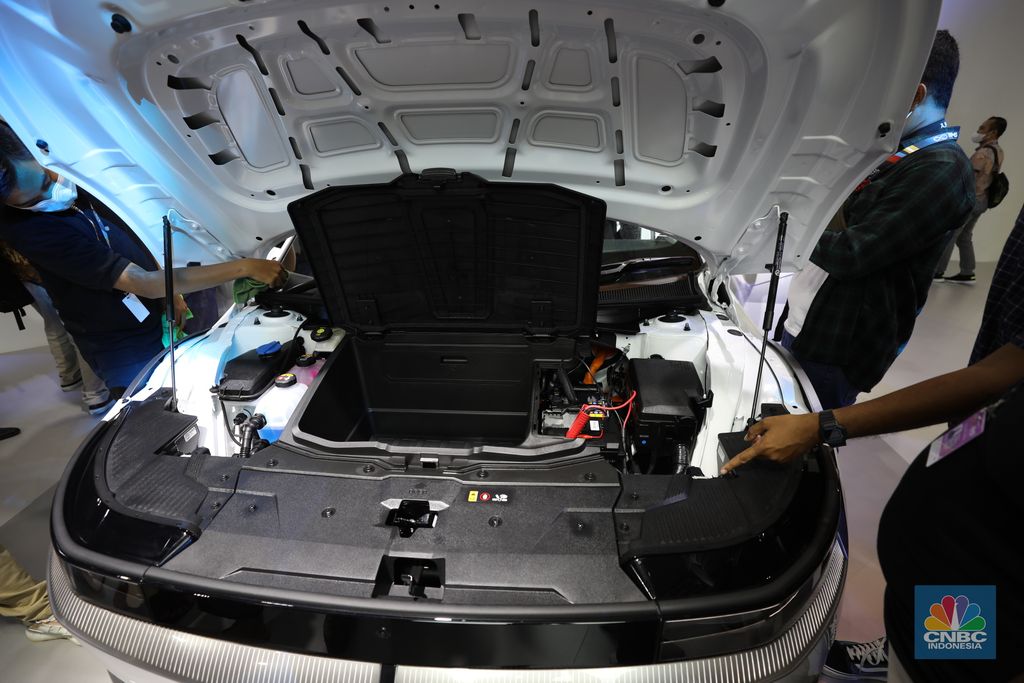 Mobil Listrik Hyundai IONIQ 5 yang di pamerkan dalam ajang Indonesia International Motor Show (IIMS) 2022 di JIExpo-Kemayoran, Kamis (31/3/2022). IONIQ 5 merupakan mobil listrik yang diproduksi di pabrik Hyundai di Cikarang, Jawa Barat.  (CNBC Indonesia/ Tri Susilo).