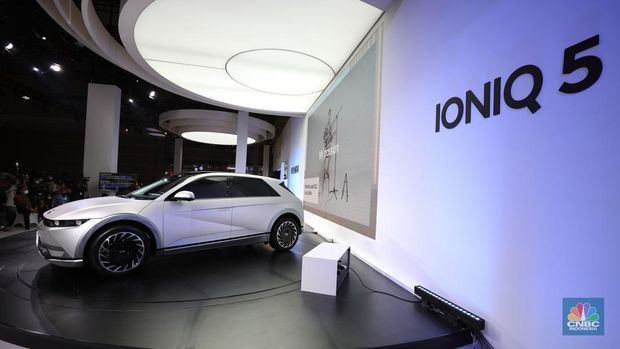 Mobil Listrik Hyundai IONIQ 5 Produksi Indonesia yang di pamerkan dalam ajang Indonesia International Motor Show (IIMS) 2022 di JIExpo-Kemayoran, Kamis (31/3/2022). IONIQ 5 merupakan mobil listrik yang diproduksi di pabrik Hyundai di Cikarang, Jawa Barat.  (CNBC Indonesia/ Tri Susilo).