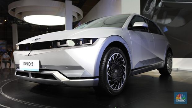Mobil Listrik Hyundai IONIQ 5 Produksi Indonesia yang di pamerkan dalam ajang Indonesia International Motor Show (IIMS) 2022 di JIExpo-Kemayoran, Kamis (31/3/2022). IONIQ 5 merupakan mobil listrik yang diproduksi di pabrik Hyundai di Cikarang, Jawa Barat.  (CNBC Indonesia/ Tri Susilo).