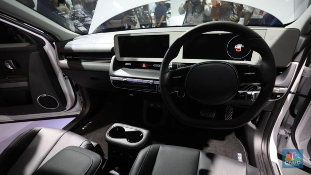 Mobil Listrik Hyundai IONIQ 5 Produksi Indonesia yang di pamerkan dalam ajang Indonesia International Motor Show (IIMS) 2022 di JIExpo-Kemayoran, Kamis (31/3/2022). IONIQ 5 merupakan mobil listrik yang diproduksi di pabrik Hyundai di Cikarang, Jawa Barat.  (CNBC Indonesia/ Tri Susilo).