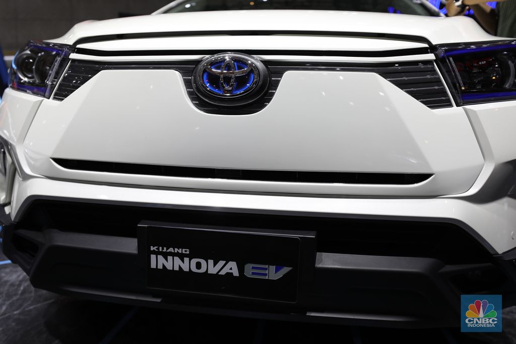 Mobil Listrik Toyota Innova EV yang di pamerkan dalam ajang Indonesia International Motor Show (IIMS) 2022 di JIExpo-Kemayoran, Kamis (31/3/2022).