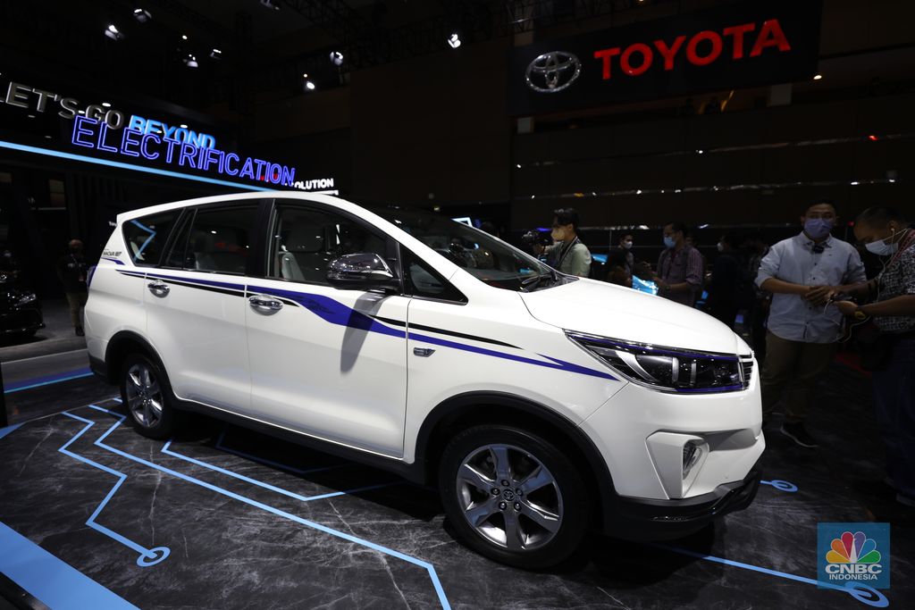 Mobil Listrik Toyota Innova EV yang di pamerkan dalam ajang Indonesia International Motor Show (IIMS) 2022 di JIExpo-Kemayoran, Kamis (31/3/2022). (CNBC Indonesia/ Tri Susilo).