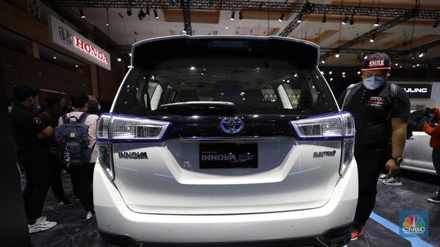 Mobil Listrik Toyota Innova EV yang di pamerkan dalam ajang Indonesia International Motor Show (IIMS) 2022 di JIExpo-Kemayoran, Kamis (31/3/2022). (CNBC Indonesia/ Tri Susilo).