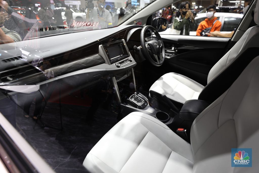 Mobil Listrik Toyota Innova EV yang di pamerkan dalam ajang Indonesia International Motor Show (IIMS) 2022 di JIExpo-Kemayoran, Kamis (31/3/2022). (CNBC Indonesia/ Tri Susilo).