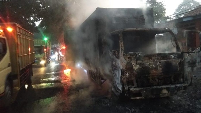 Mobil pendingin makanan terbakar di Bekasi