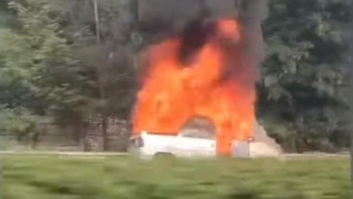 Mobil Peugeot terbakar di Tol Cikunir, Kamis (31/3/2022) pukul 07.20 WIB.