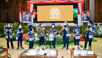 Menteri LHK Siti Nurbaya menabuh simbal pada alat musik drum sebagai simbolis launching emwe Band pada acara puncak Hari Bakti Rimbawan KLHK ke-39 Tahun 2022 di Jakarta, Kamis (31/3/2022). 
