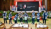 Menteri LHK Siti Nurbaya nampak memberikan apresiasi kepada anggota emwe Band.  