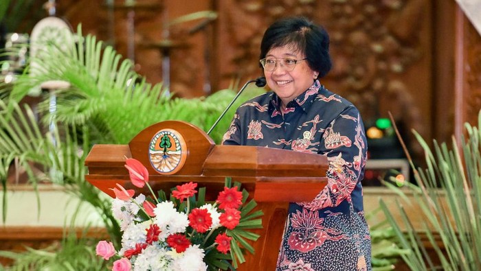 Menteri LHK Siti Nurbaya mengajak masyarakat meningkatkan kepedulian terhadap lingkungan di puncak Hari Bakti Rimbawan KLHK ke-39 Tahun 2022, Kamis (31/3/2022).