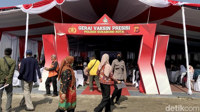Wakapolri Komjen Gatot Eddy Pramono memantau vaksinasi COVID-19 di Sukabumi. Meski tren kasus COVID-19 turun, Wakapolri imbau masyarakat untuk tetap waspada.