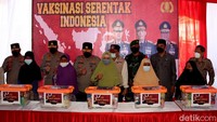 Sementara itu, Kabid Humas Polda Jabar Kombes Ibrahim Tompo menambahkan, capaian vaksinasi dosis 1 di Jawa Barat sudah 93,27 persen, sedangkan dosis 2 mencapai 77,56 persen. Dosis tiga baru mencapai 10,25 persen. Vaksinasi COVID-19 yang digelar hari ini pun ditargetkan diikuti oleh 2.000 peserta.