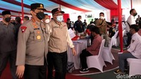 Wakapolri Komjen Gatot Eddy Pramono memantau pelaksanaan vaksinasi serentak di Indonesia dari Sukabumi, Jawa Barat, Kamis (31/3/2022).