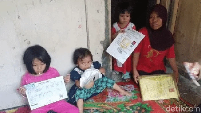 Nenek Atikah dan ketiga cucunya di Desa Cisarua, Kabupaten Sukabumi
