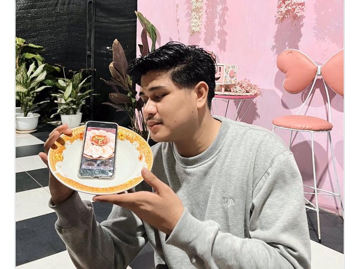 Netizen Ramai Foto Bersama Piring