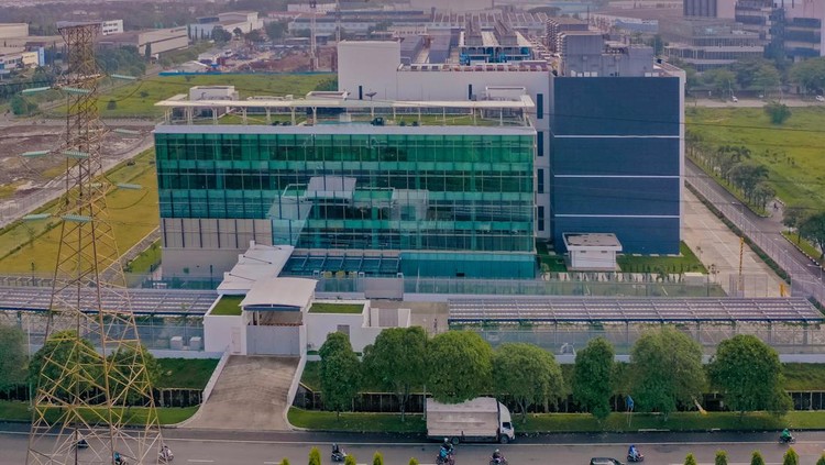 NTT Jakarta 3 Data Center NTT Jakarta 3 Data Center yang diklaim terbesar di Indonesia dengan kapasitas 45 megawatt.